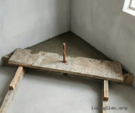 Trong một góc nhà xưởng, nền và hai vách vuông góc đôi một; đỉnh cọc tiếp địa là $A$ có khoảng cách vuông góc đến nền, vách 1,